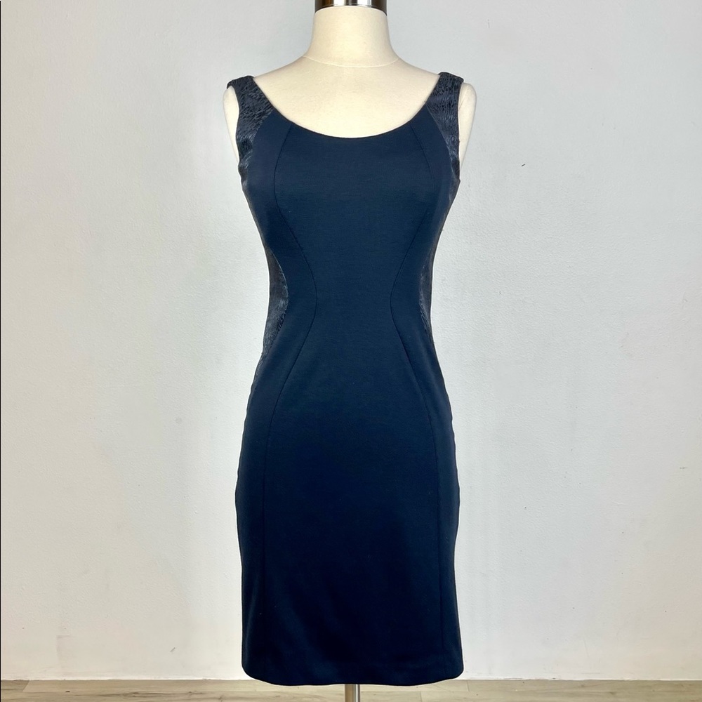 T TAHARI Classic Sleeveless Jacquard Panel Sheath Fitted Midi Dress Navy Size 2